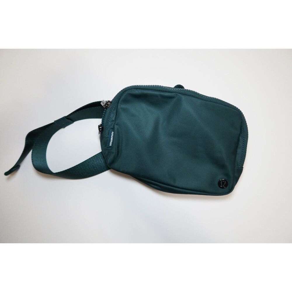 Lululemon Everywhere belt bag
